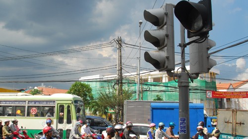 The traffic light at an intersection in HCM City does not work because of power cut. (File photo:Vietnamnet) The traffic light at an intersection in HCM City does not work because of power cut. (File photo:Vietnamnet)